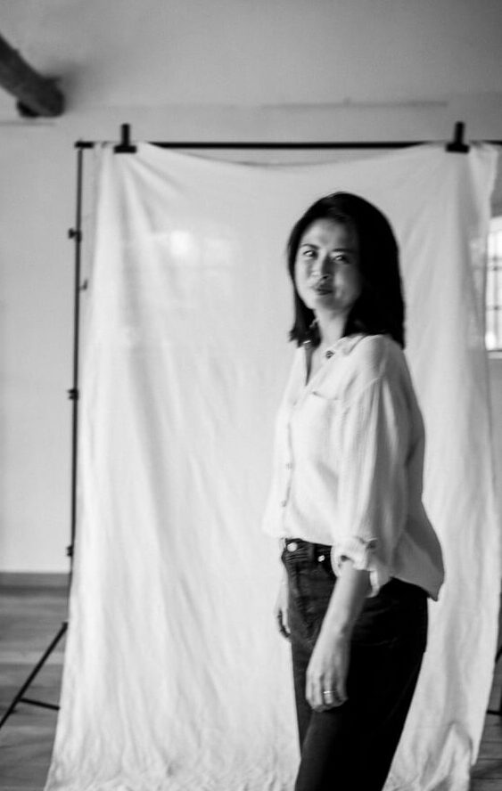 Fotografin Jing lächelt in die Kamera schwarz weiß