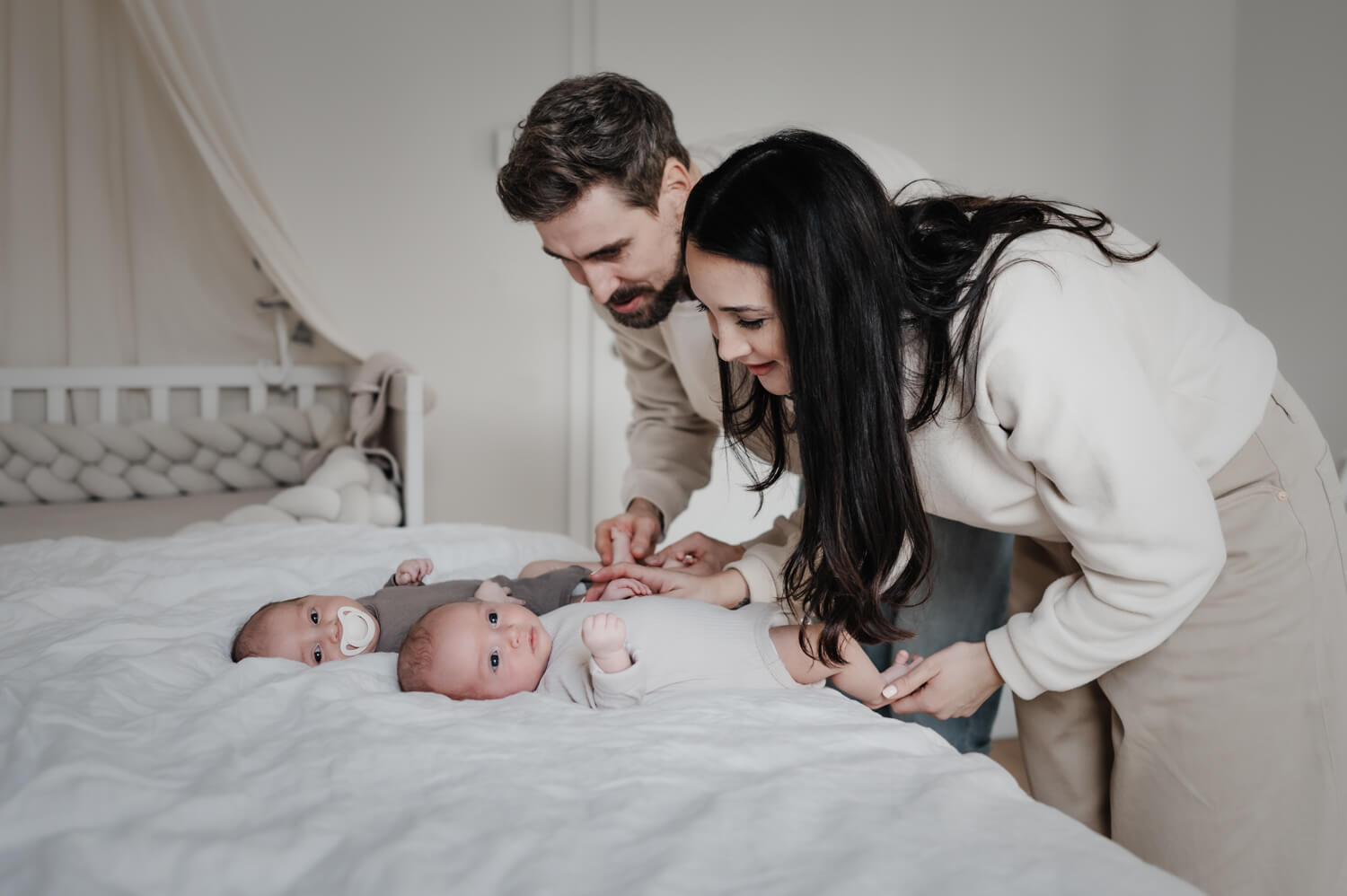 Familienfoto einer vierköpfigen Familie mit Zwillingen und Mama und Papa