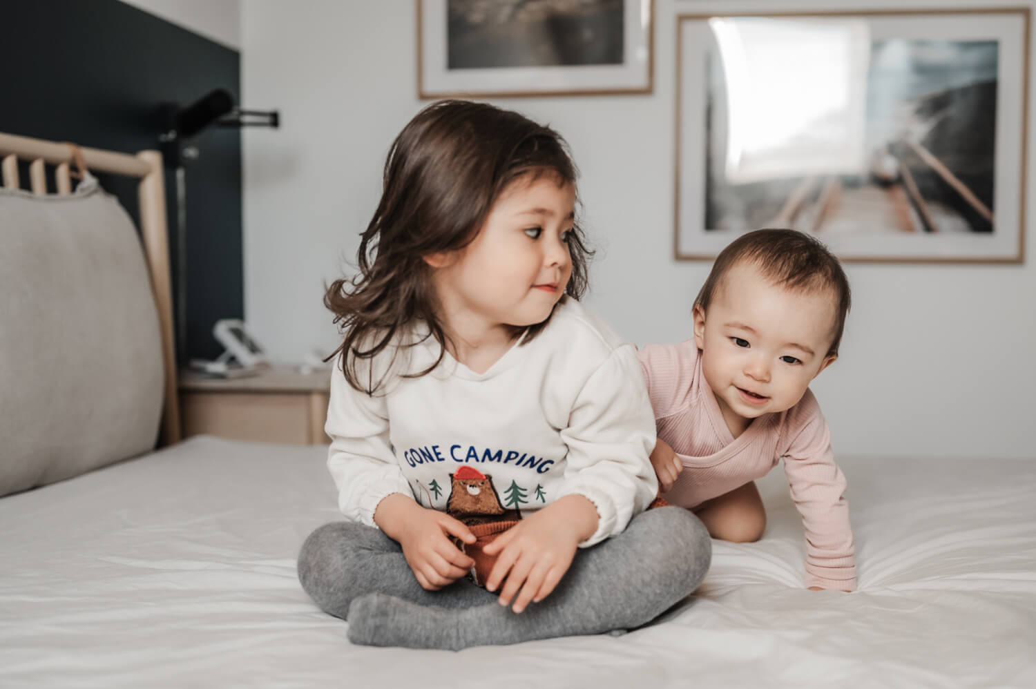 Geschwisterkinder toben auf dem Bett